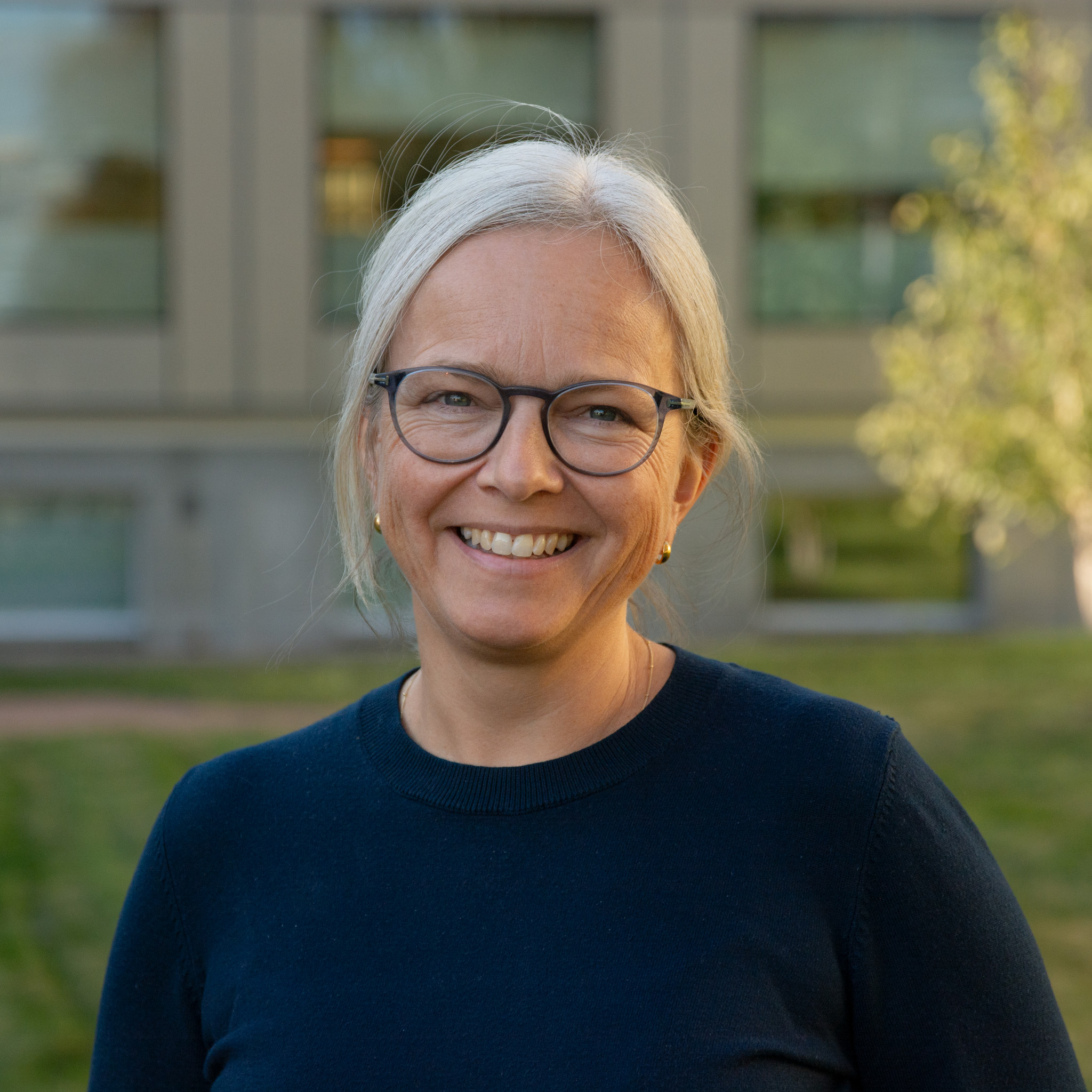 En mann som smiler til kameraet