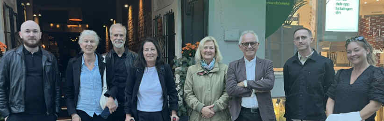 En gruppe mennesker som poserer for et bilde
