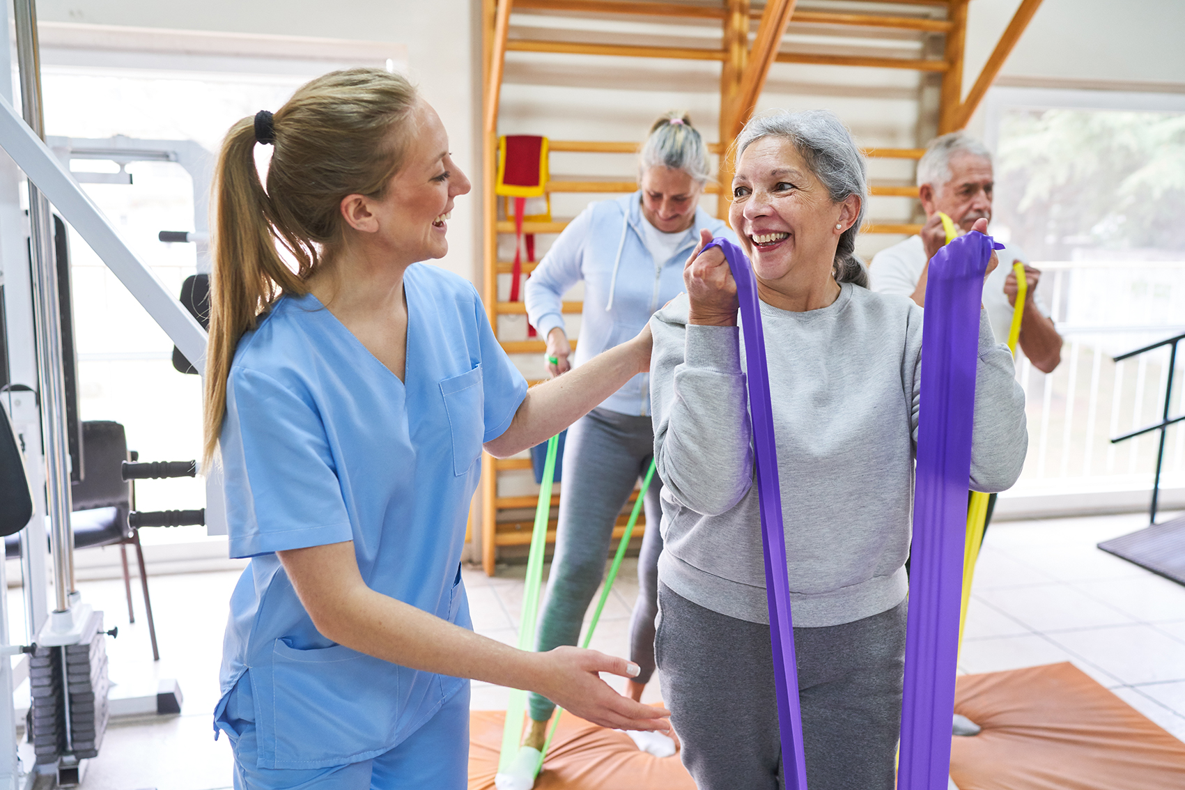 En person som viser en person noe på nettbrettet