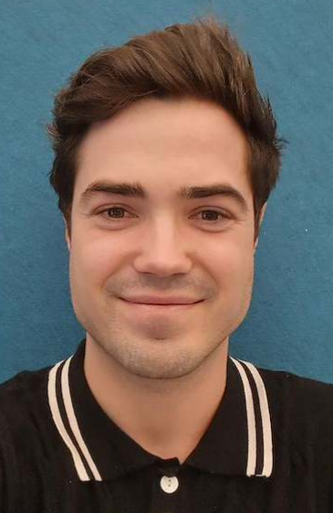 En mann som smiler til kameraet