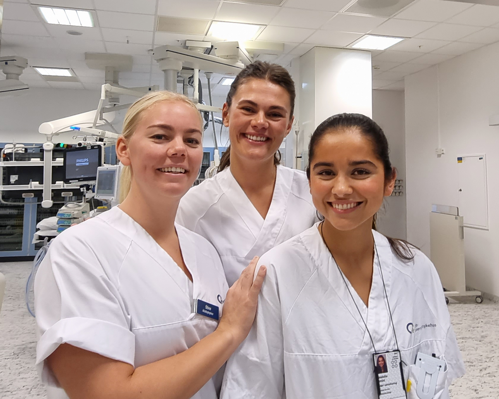 En gruppe kvinner i hvite laboratoriefrakker