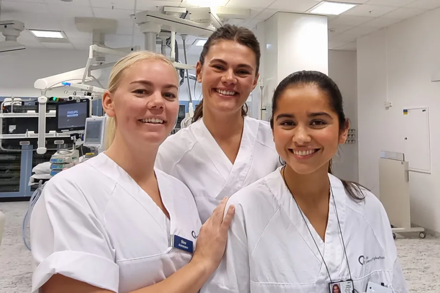 En gruppe kvinner i hvite laboratoriefrakker