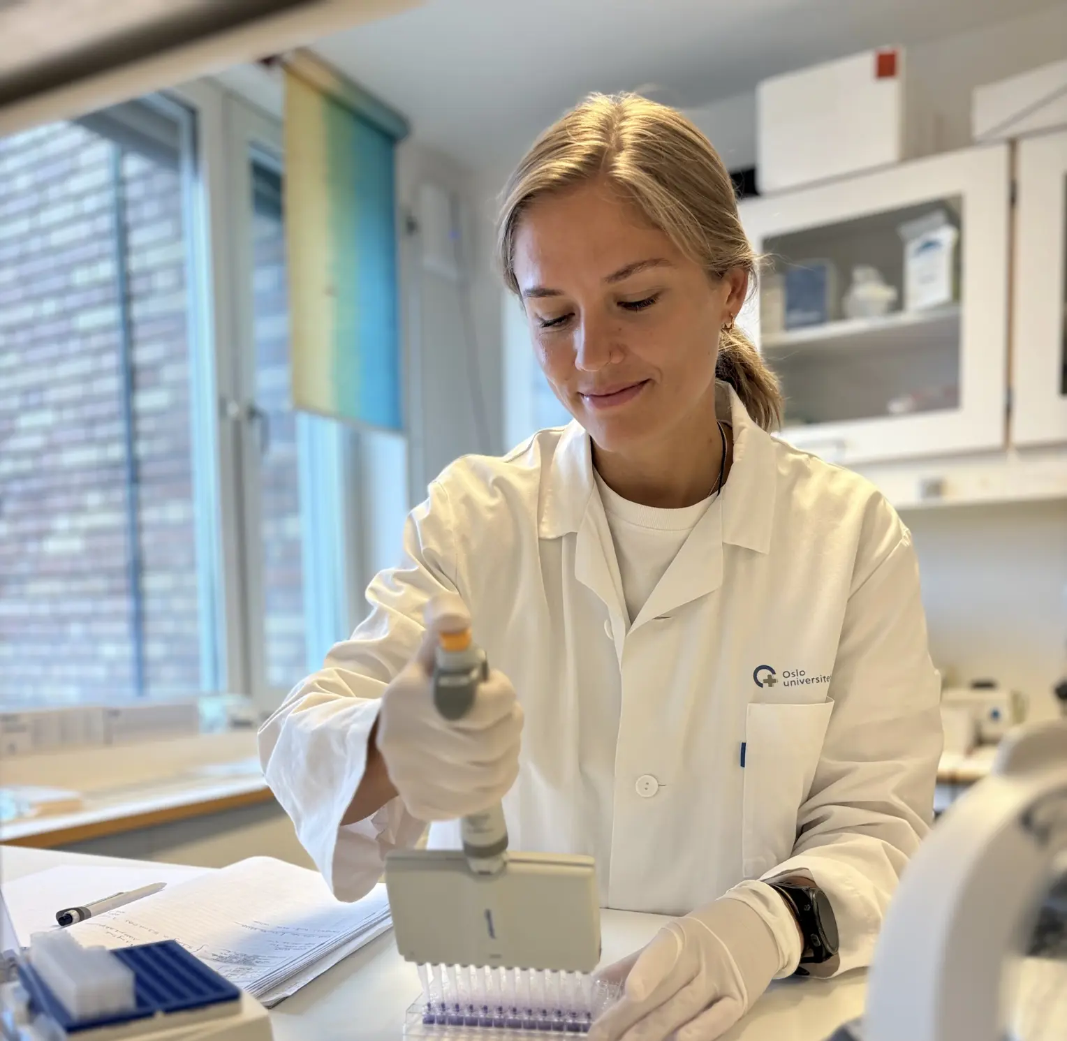 En mann i laboratoriefrakk