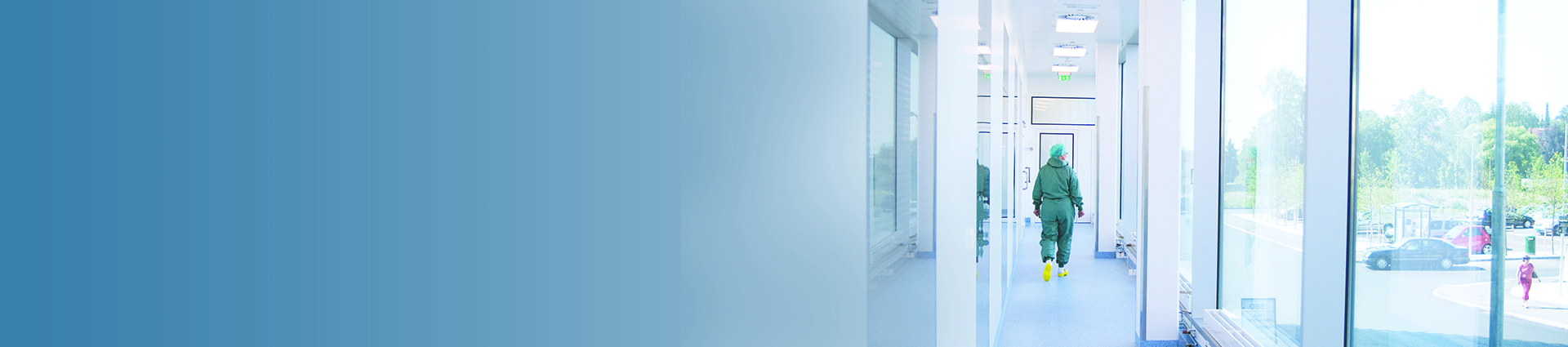 Foto av en mannlig ansatt som går i en glassgang