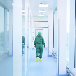 Foto av en mannlig ansatt som går i en glassgang