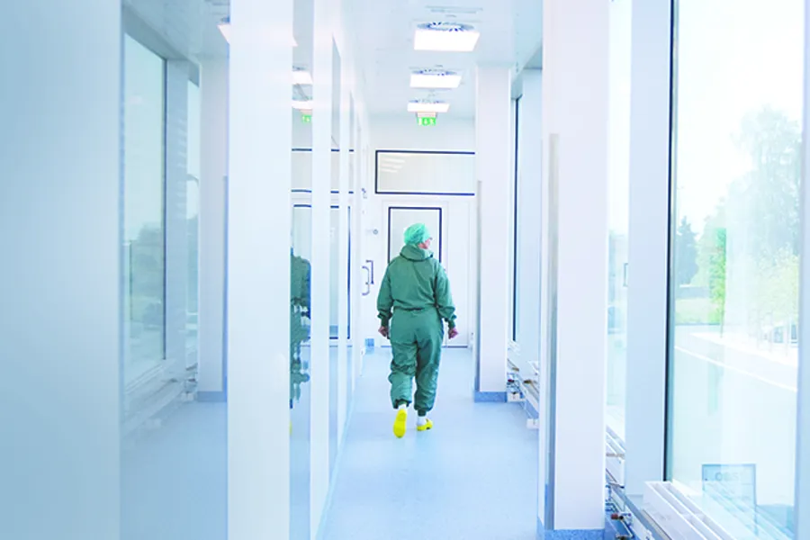 Foto av en mannlig ansatt som går i en glassgang