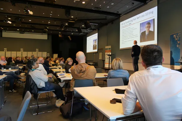 Foto av Jørgen Bramness som holder innlegg på TSB-lederkonferansen 2024