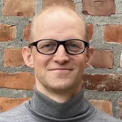 En mannlig ansatt