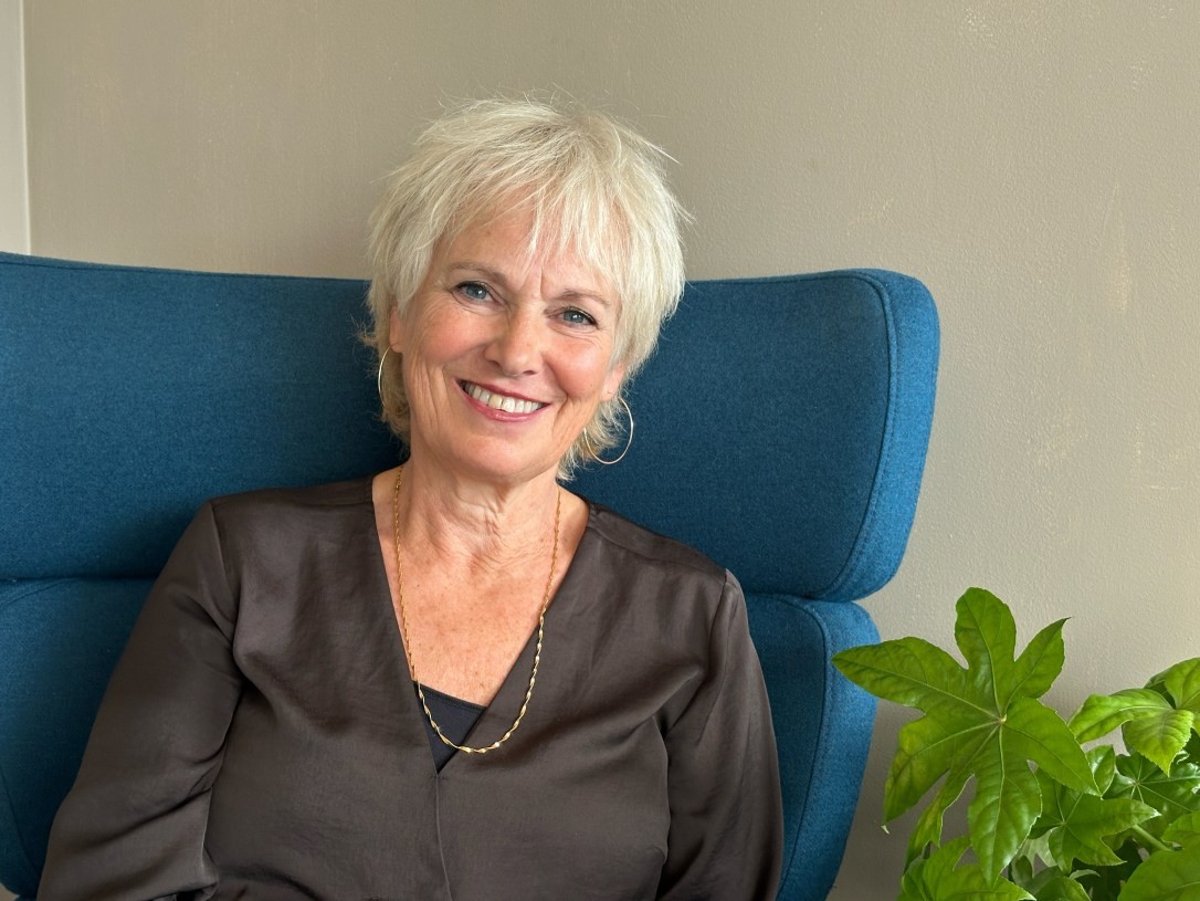 En kvinne som sitter i en stol