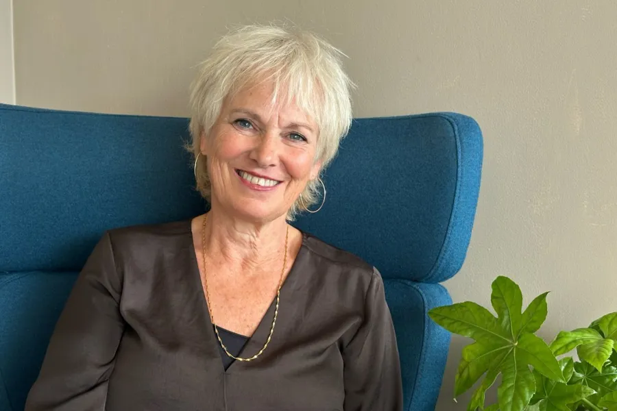 En kvinne som sitter i en stol