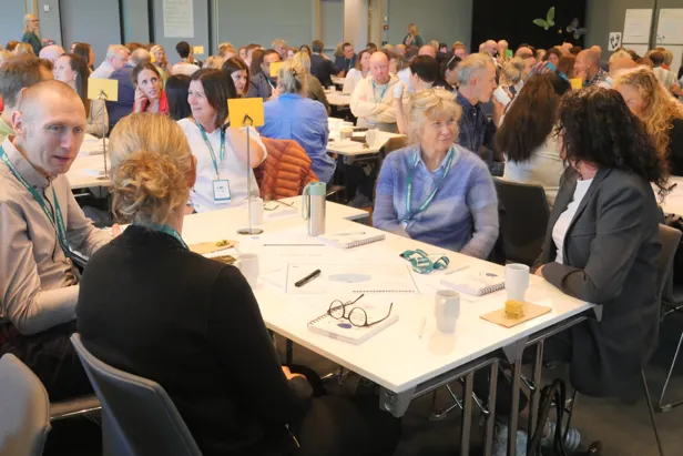Foto av deltakere på TSB-lederkonferansen i gruppearbeid