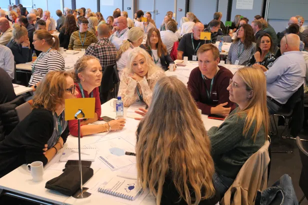 Foto av deltakere på TSB-lederkonferansen i gruppearbeid