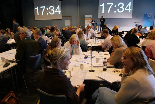 Foto av deltakere på TSB-lederkonferansen i gruppearbeid