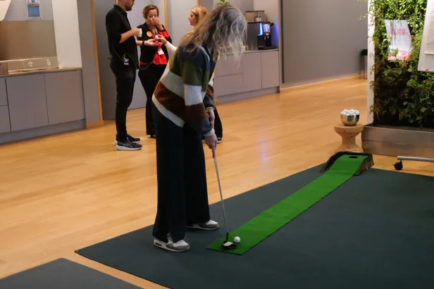 Foto av en kvinne som spiller minigolf