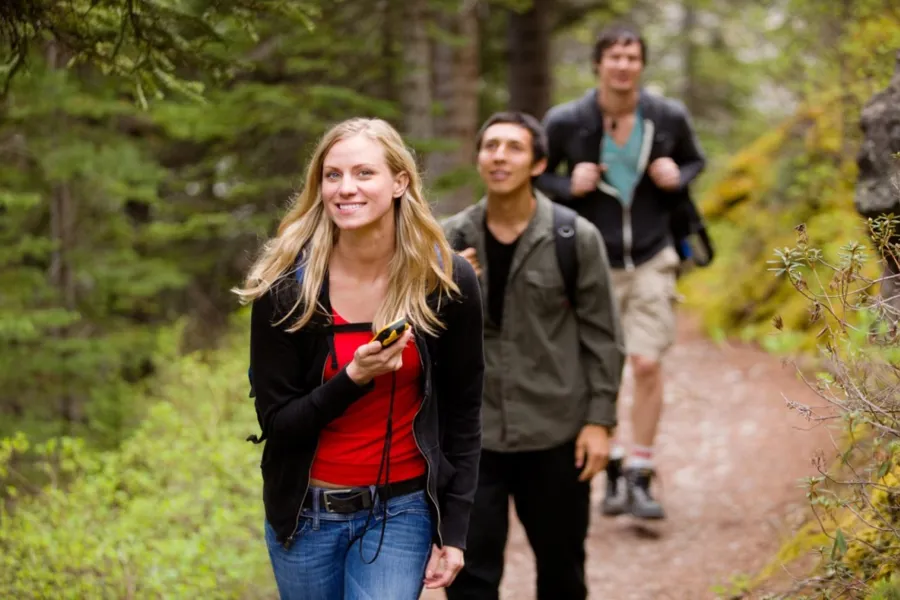 fysisk aktivitet, kvinne og to menn på tur i skogen