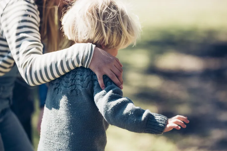 En kvinne som holder en mann