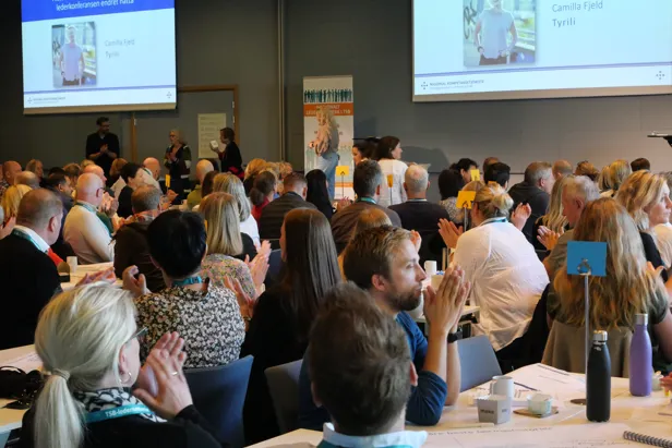 Foto av Camilla Fjeld som holder innlegg i plenum på TSB-lederkonferansen