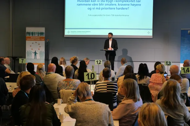 Foto av statsråden som holder innlegg på TSB-lederkonferansen