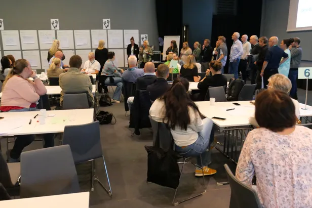 Foto av deltakere på TSB-lederkonferansen som presenterer sine spørsmål