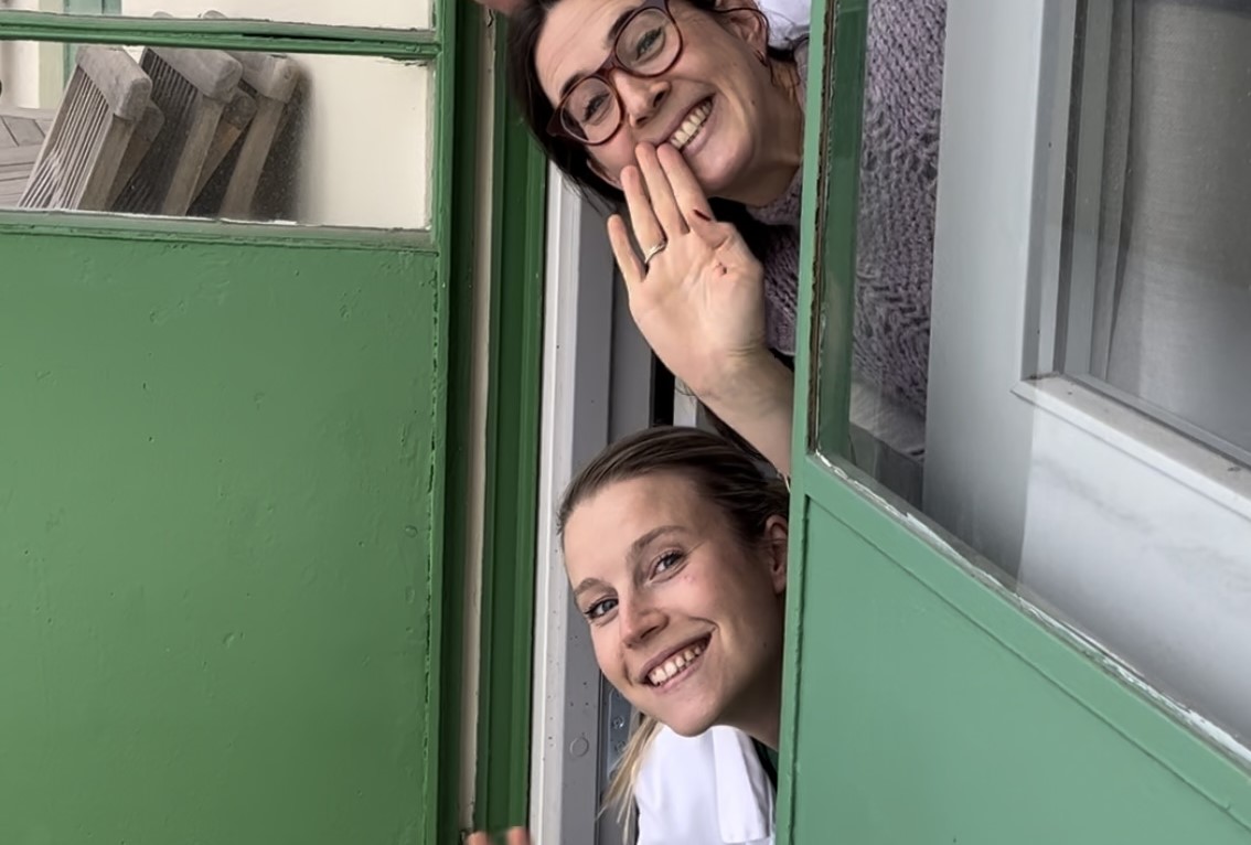 En mann og en kvinne som ser ut av et vindu