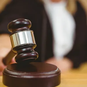 Et nærbilde av en gavel