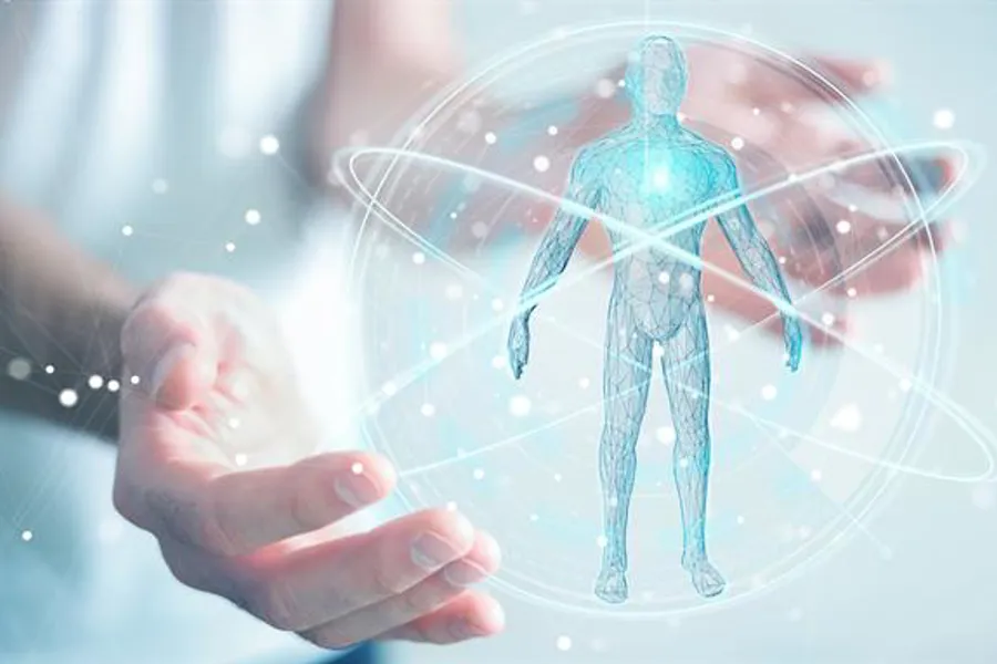 En person som holder en gjennomsiktig gjenstand