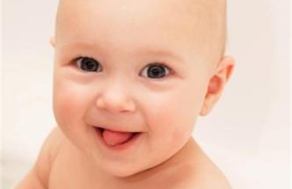 Et nærbilde av en baby