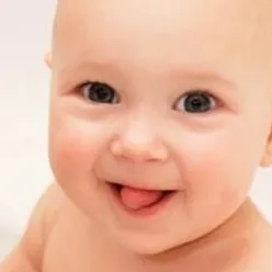 Et nærbilde av en baby