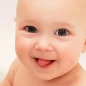 Et nærbilde av en baby