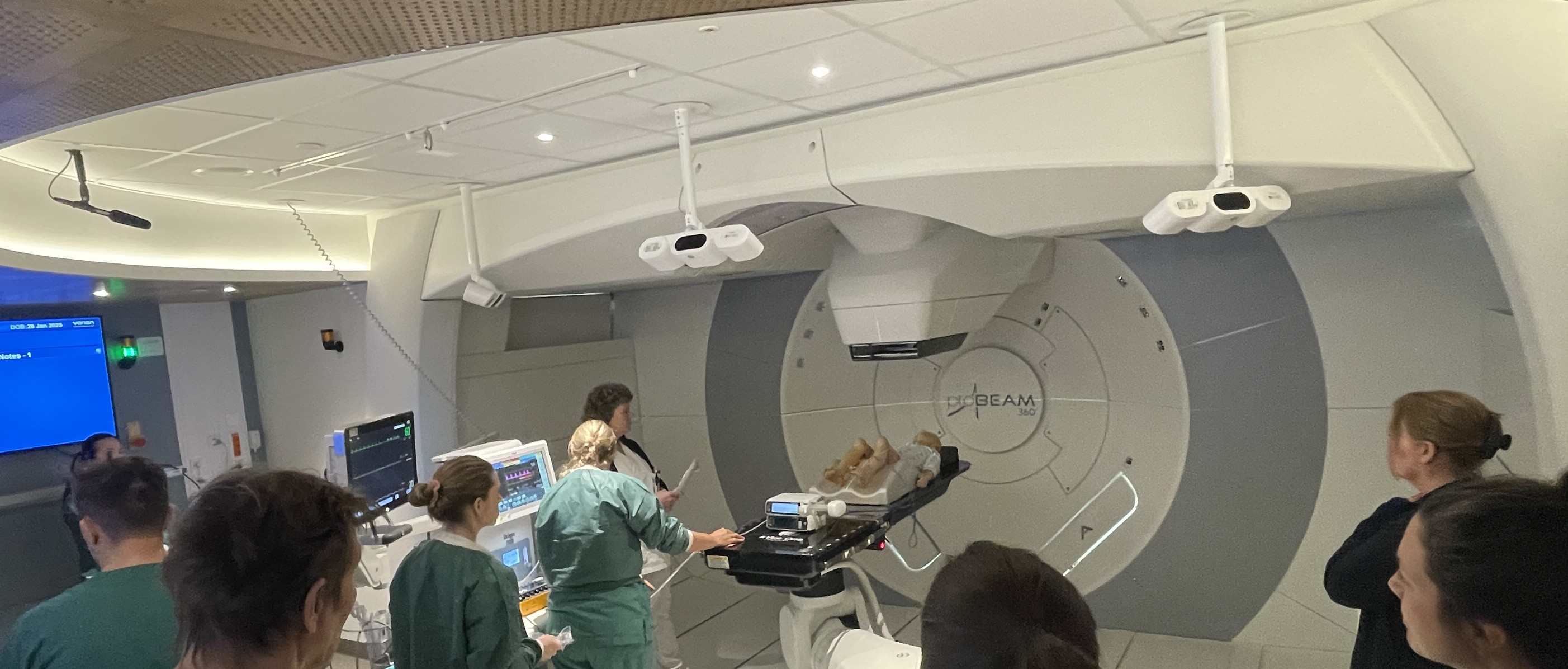 En gruppe mennesker i tester protonmaskinen på Radiumhospitalet for første gang
