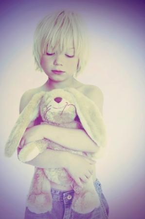 En person med et kosedyr