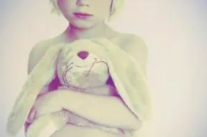 En person med et kosedyr