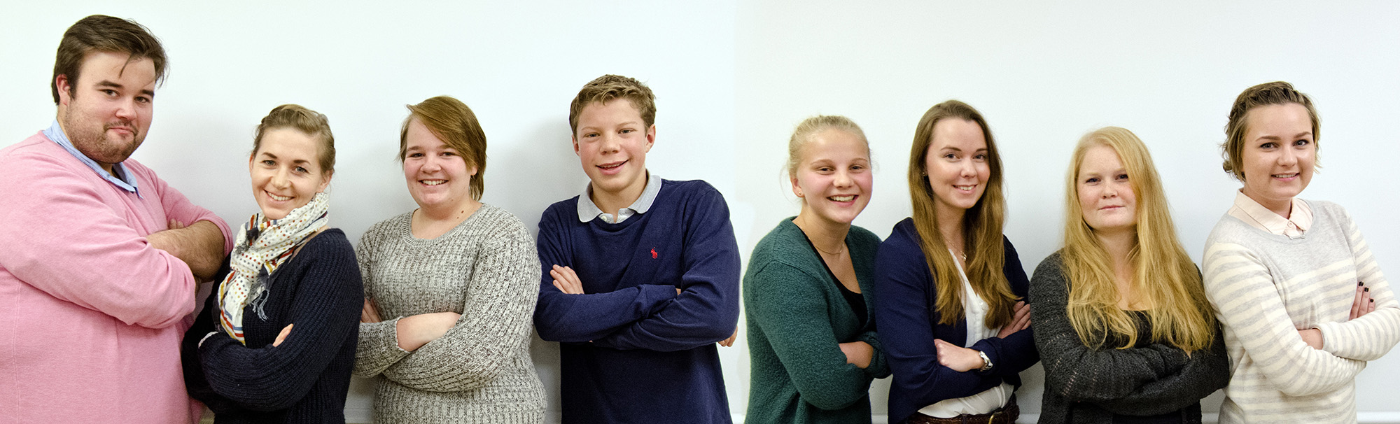 En gruppe mennesker som poserer for et bilde