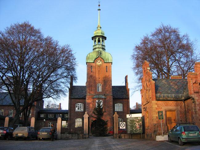 En murbygning med et klokketårn med Loughborough Carillon i bakgrunnen