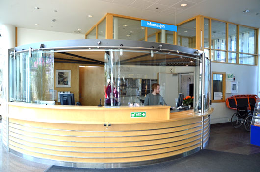 En person som sitter ved en skranke