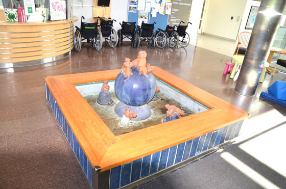 Et trebord med en blå ball og et par ender på den