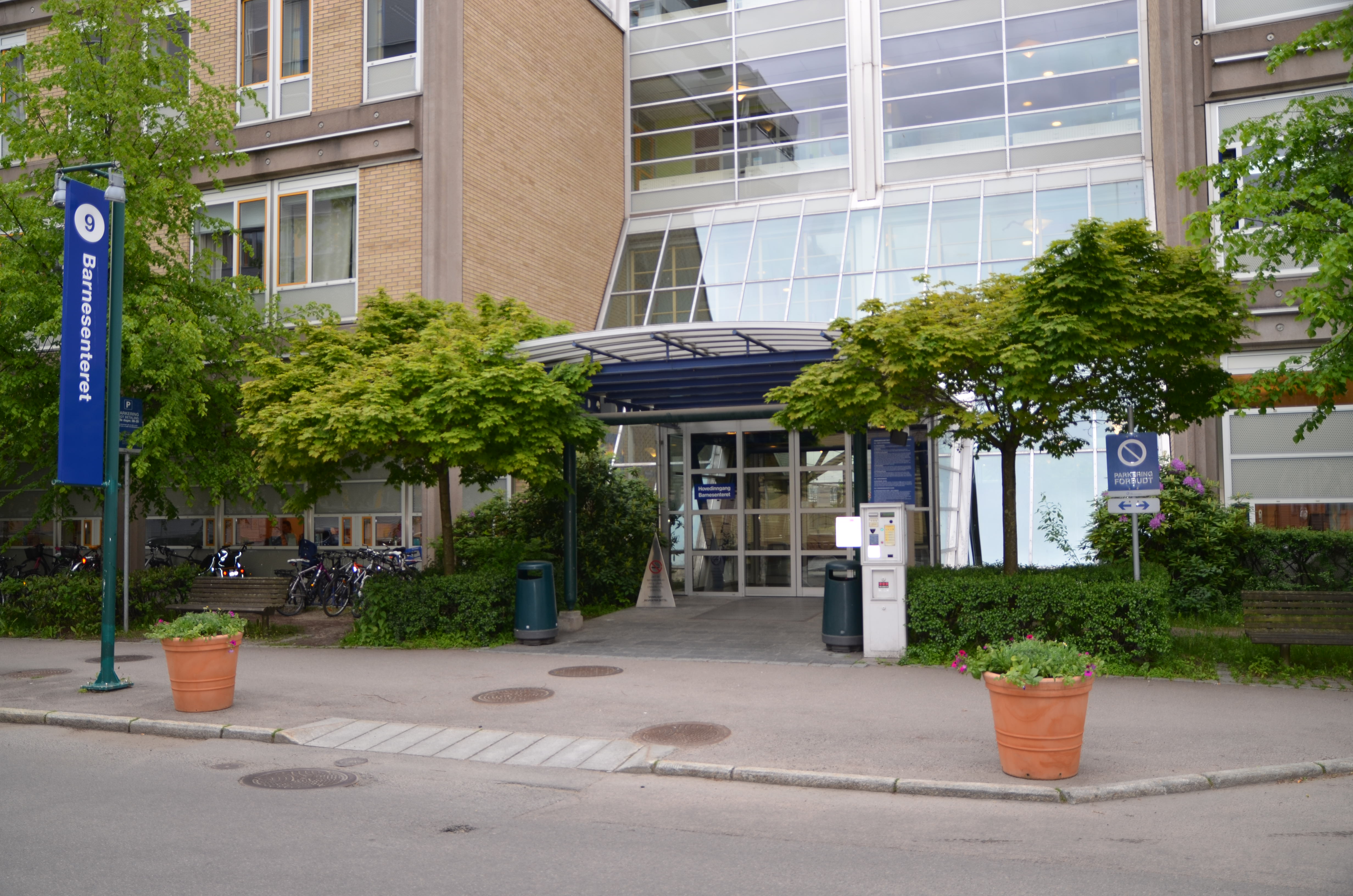 En bygning med et skilt foran