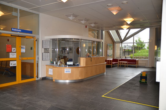 En stor bygning med en disk og en glassdør