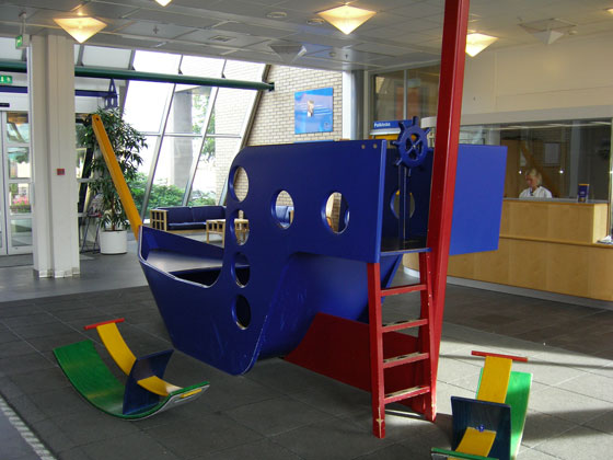 En blå og gul lekeplass leketøy