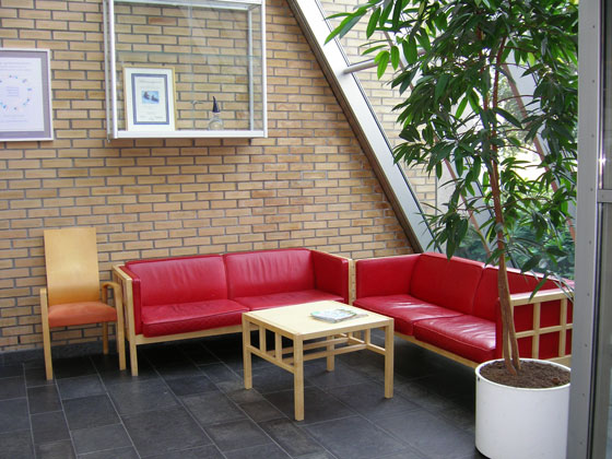 En rød sofa og et bord