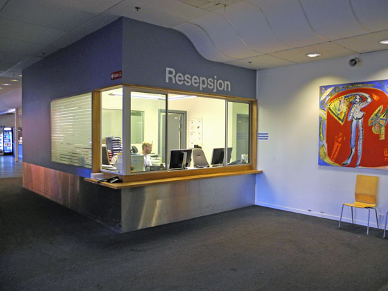 En teller med et skilt på