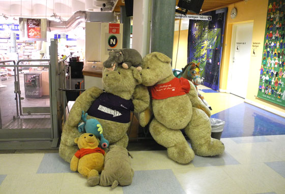 En gruppe bamser sitter på et bord