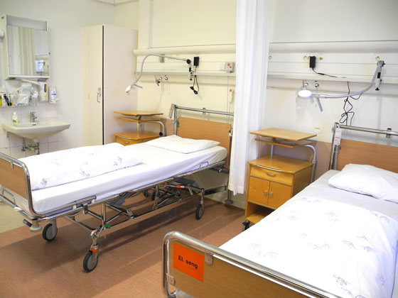 Et sykehusrom med senger