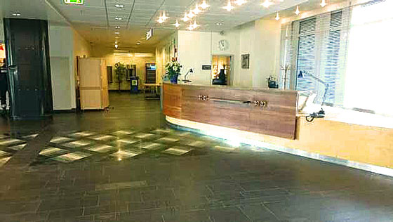 Et stort rom med en stor disk og et stort vindu