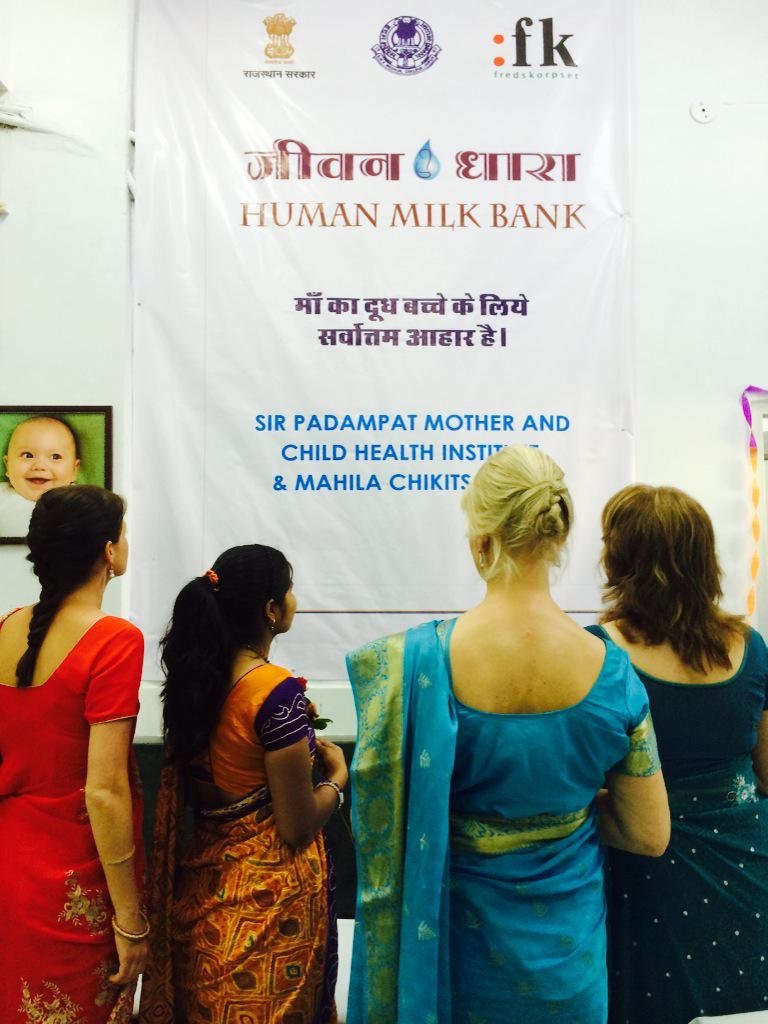 En gruppe kvinner i kjoler