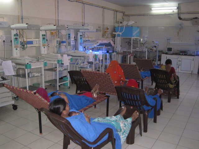 En gutt som sover i et klasserom