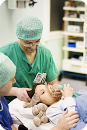 bildeserie av Lisa som også skal gjennom en operasjon