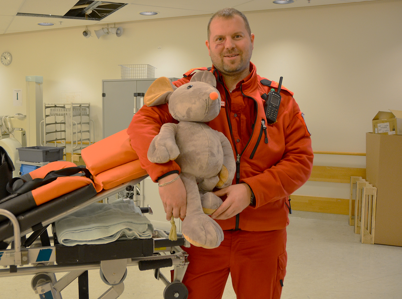 En mann som holder en bamse