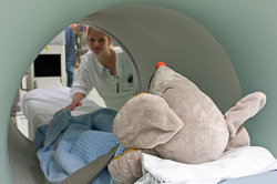 En person som sitter i en sykehusseng med et kosedyr