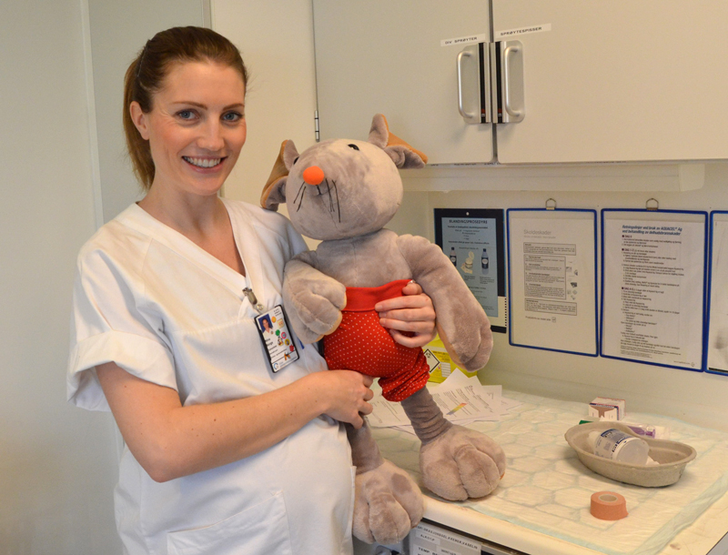 En person som holder et kosedyr